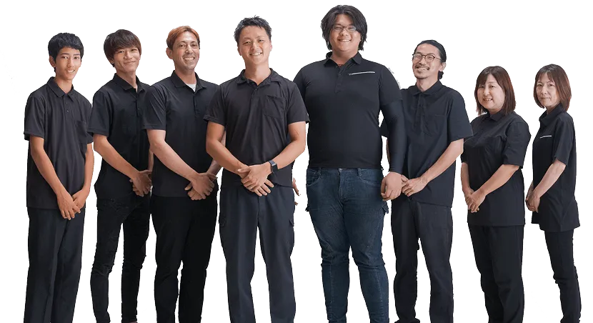 黒のユニフォームを着用した、笑顔で頼りがいのあるスタッフ集合写真