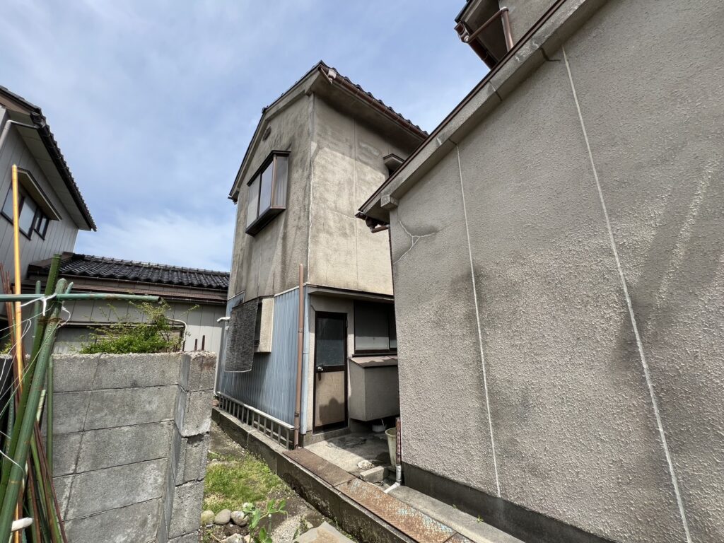 強風で雨樋が壊れている様子