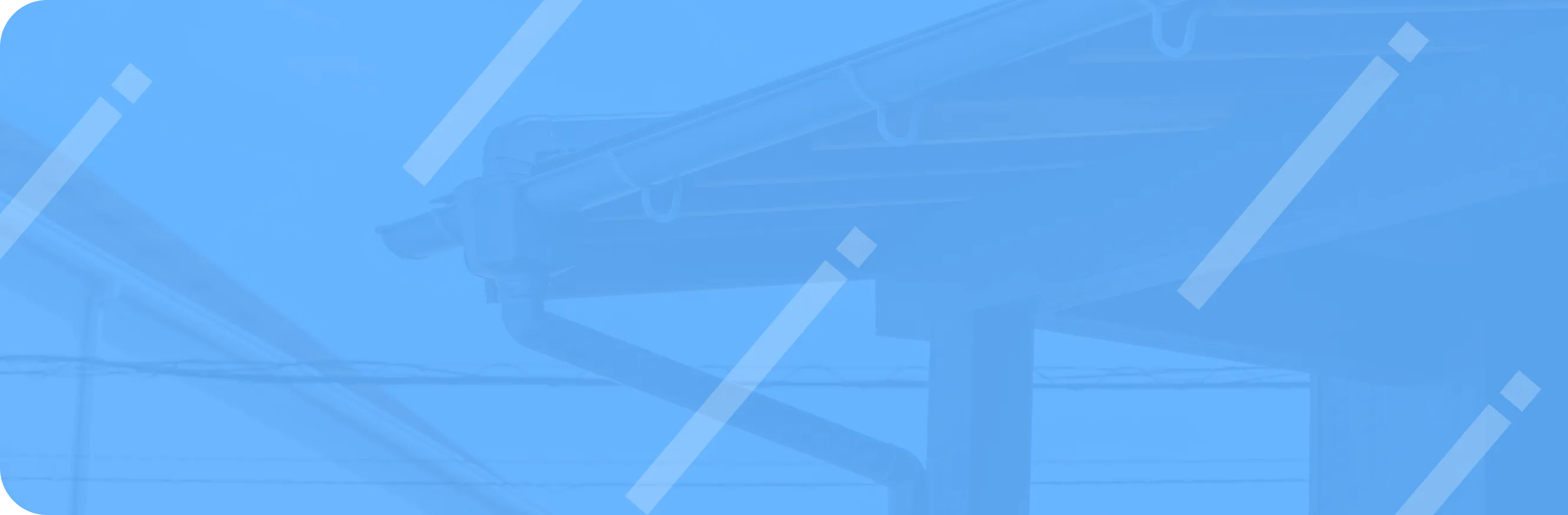 青空の下、詰まりや破損がなく機能的に整備された屋根の雨どい