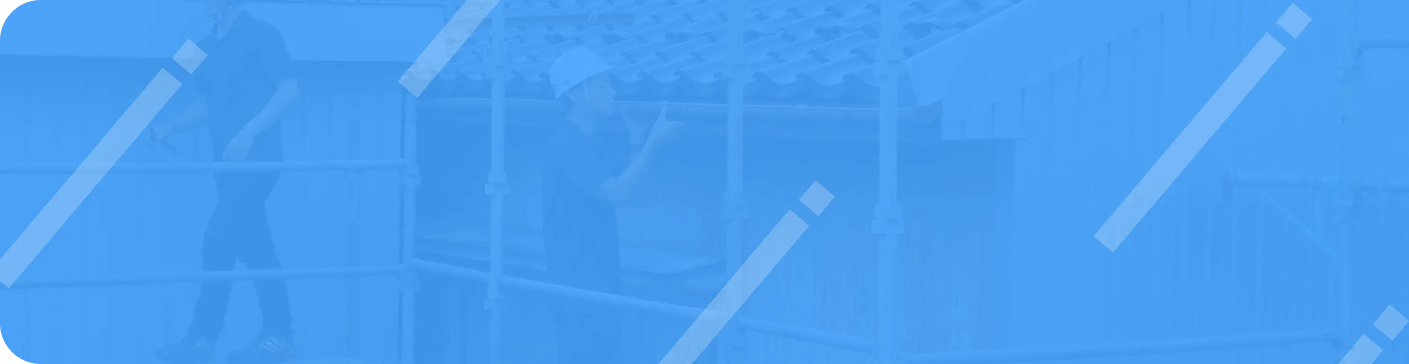 足場を組んで雨樋の修理作業をしている2名の作業員