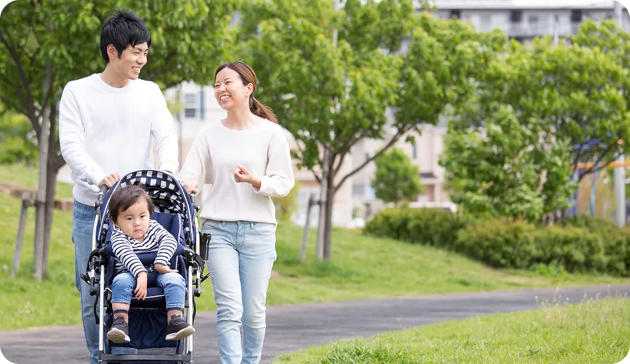 ベビーカーを押しながら散歩し家族との時間を過ごしている様子