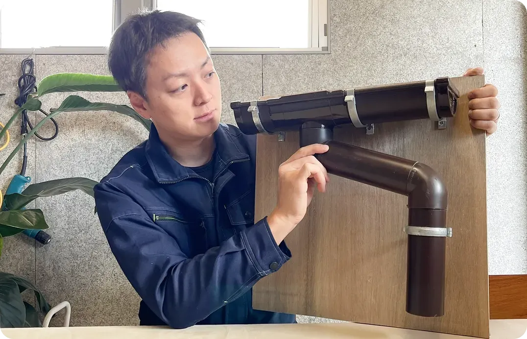 実際の雨樋を使いながら研修している様子