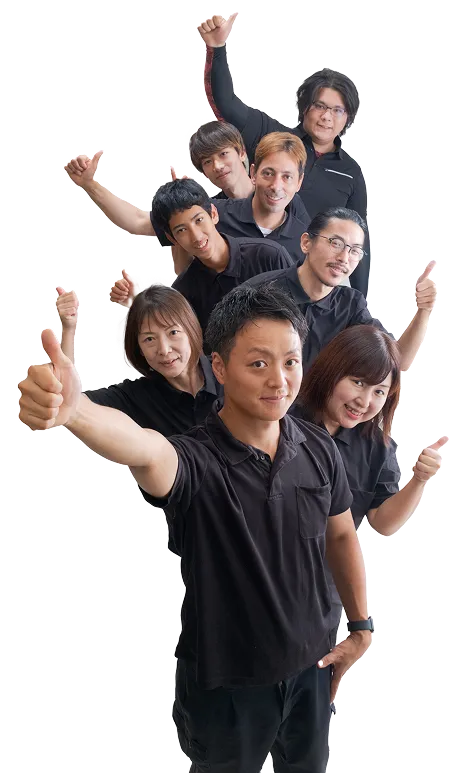 一列に並んでポーズをとる雨樋作業員たち