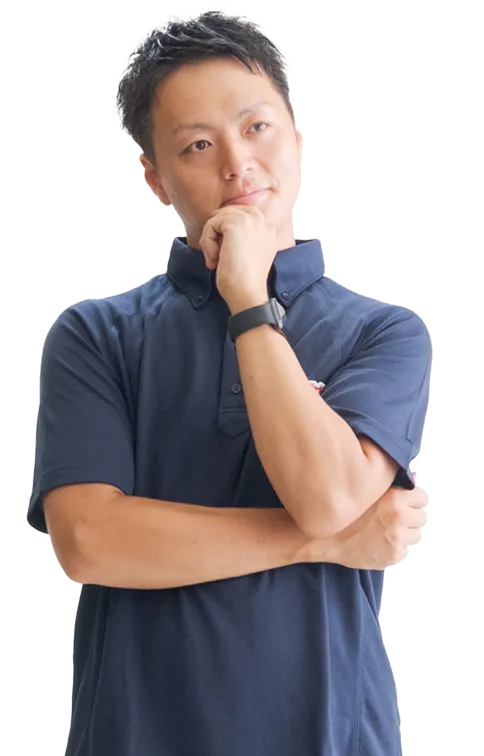 腕を組んで悩んでいる作業員