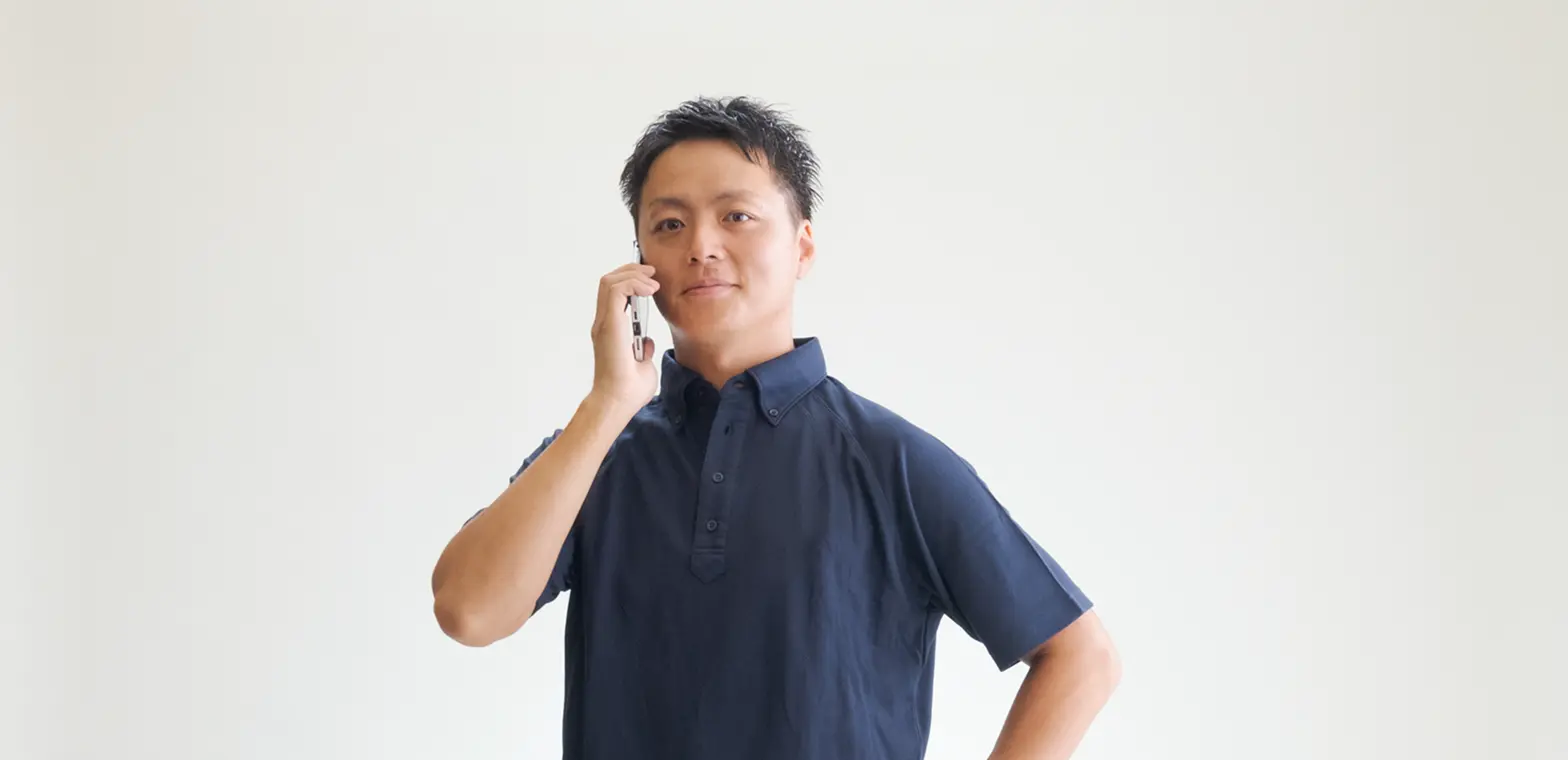 電話でお客様からの問い合わせに対応する代表取締役の濱西豊
