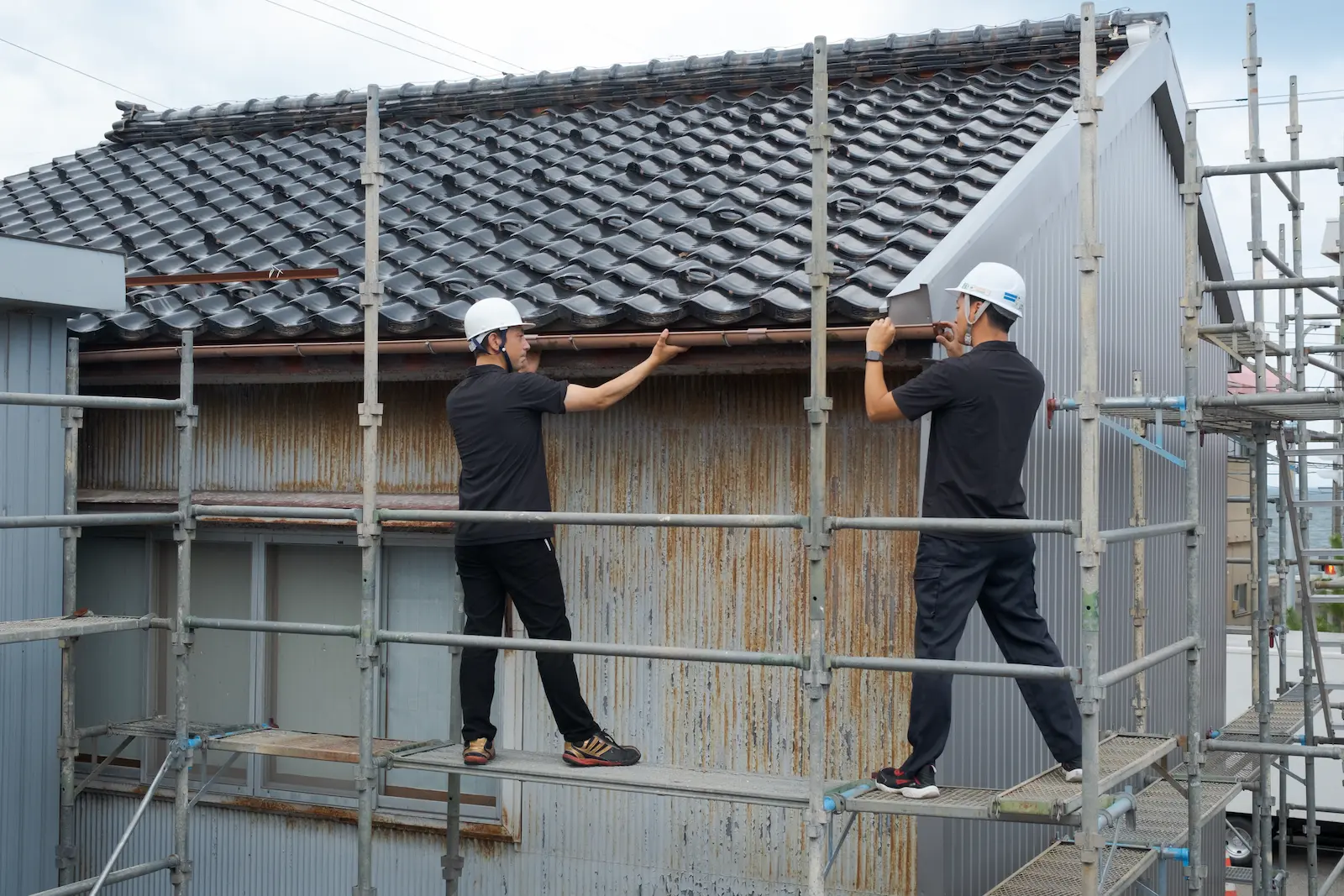 足場を用いた雨樋（あまどい）の修理・交換工事の様子