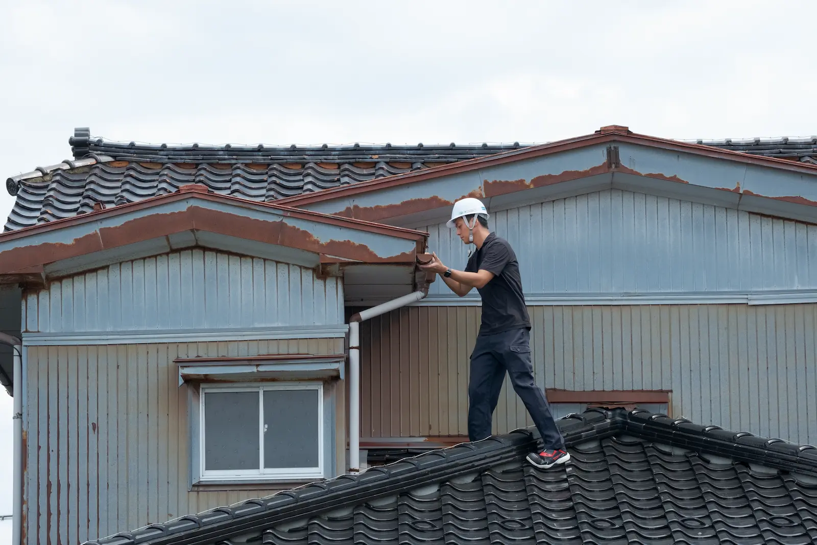 足場を用いた雨樋（あまどい）の修理・交換工事の様子