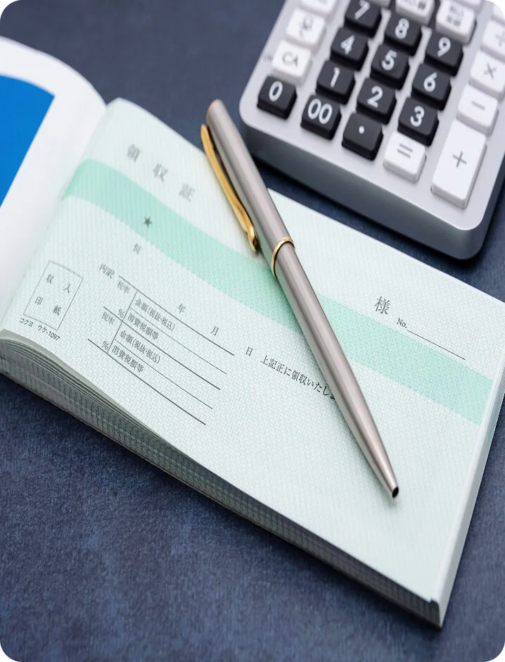 電卓と領収証によるお支払いと費用精算のイメージ