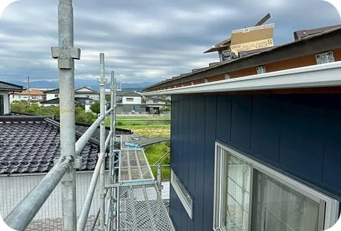 足場を組んで行う2階部分の軒樋（雨樋）交換工事の全景