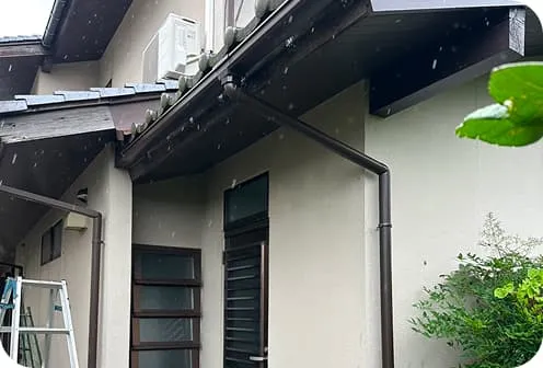 住宅外壁に設置された縦樋（雨樋）の交換・修理施工箇所