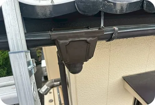 雨樋の集水器（じょうご）の接合部と点検・修理用の梯子