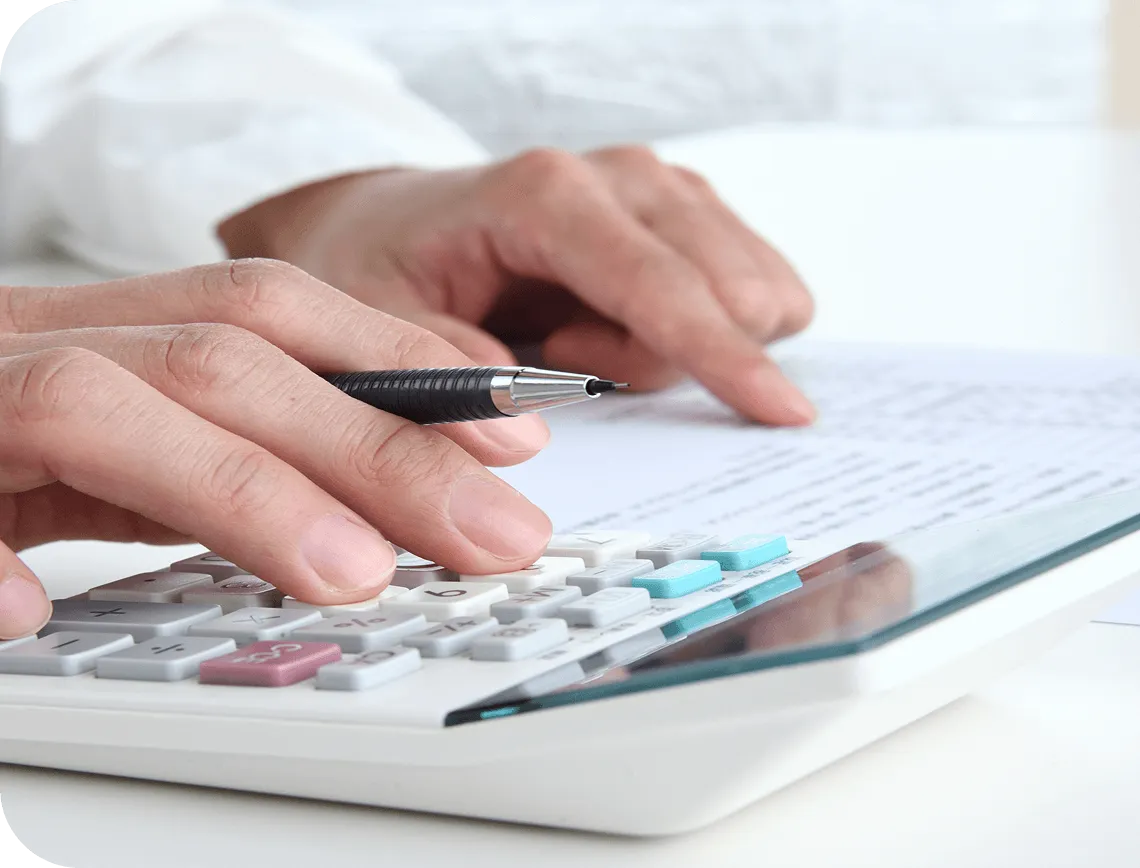 工事費用の内訳を計算し、正確な見積書を作成している様子