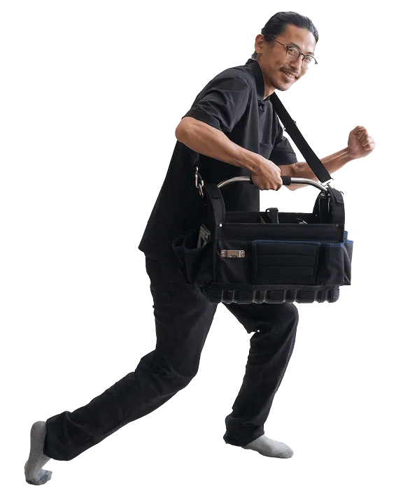 修理道具が入ったカバンを抱えて現場へ走る、フットワークの軽い担当者