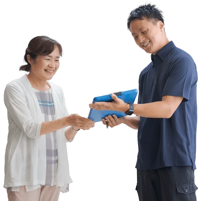 お客様に笑顔で分かりやすく見積もりの説明をする男性スタッフ