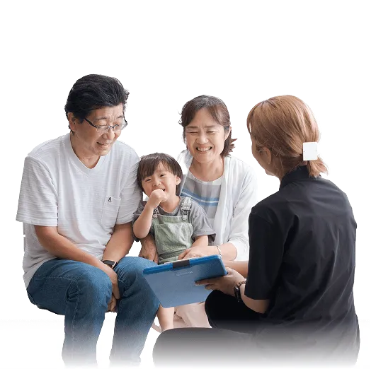 担当者と和やかに打ち合わせをするご夫婦と小さなお子様