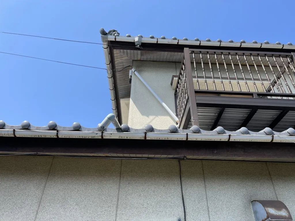 集水器との固定が外れて、屋根の上で機能しなくなった施工前の古い白い雨樋