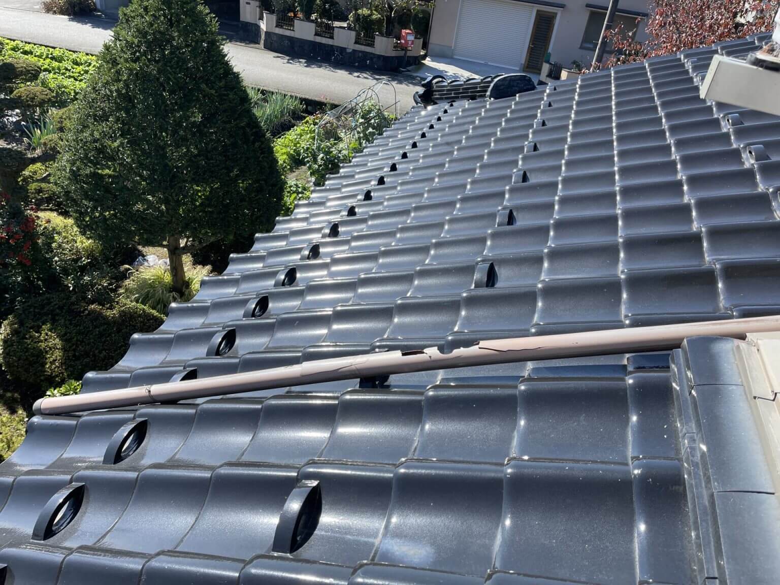 経年劣化により割れや穴あきが発生して破損している施工前の雨樋