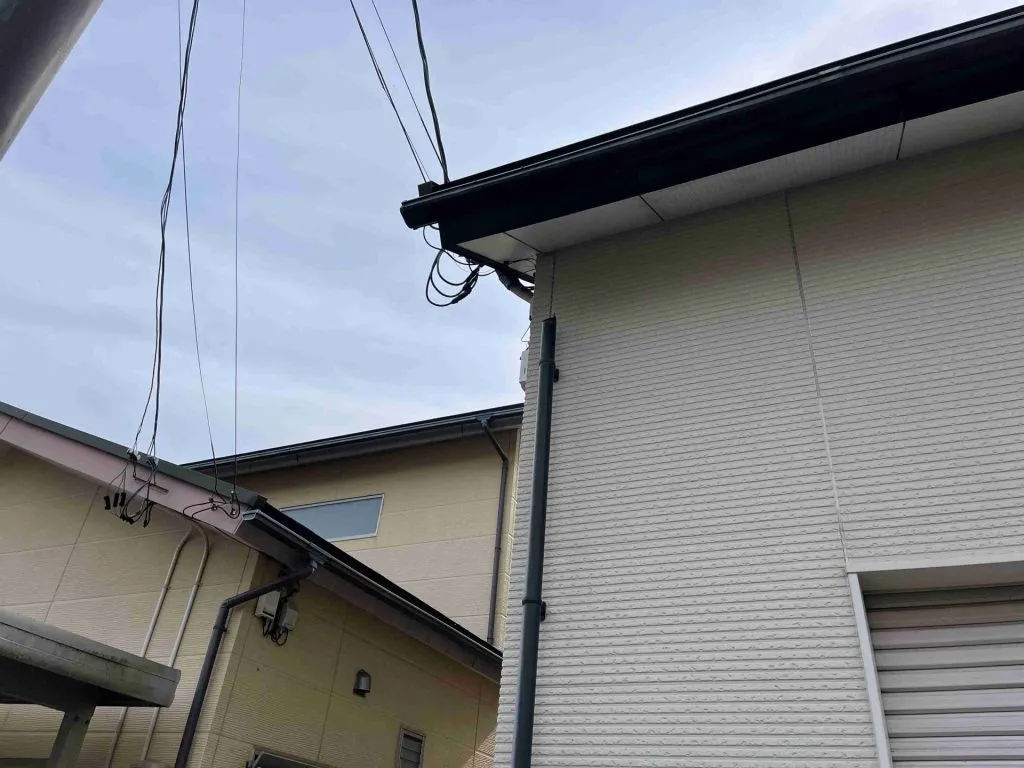 落雪や強風によって破損し、一部がなくなってしまった黒い竪樋