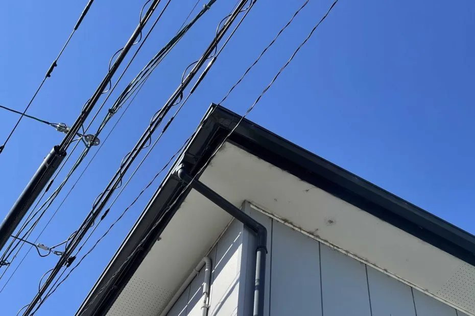 新しい雨樋への交換工事が完了して綺麗になった軒先の様子