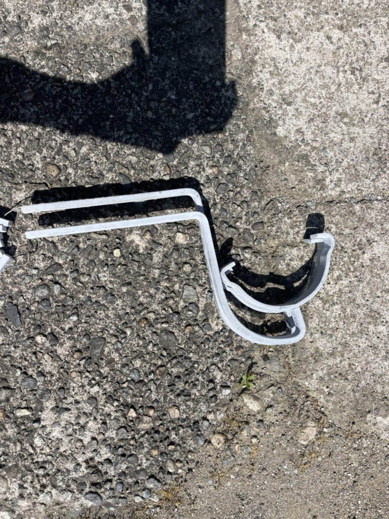 雨樋交換工事で使用する耐久性の高い新しい金具の側面