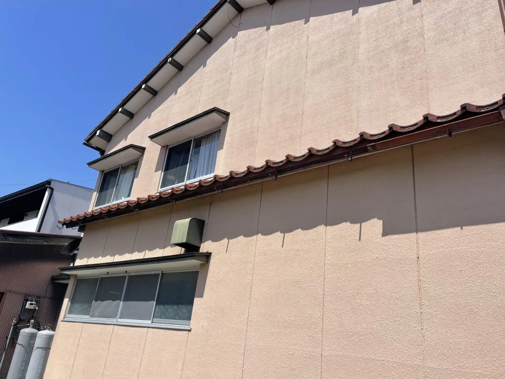 経年劣化で歪みが出ている古い雨樋を撤去して交換する前の軒先の様子