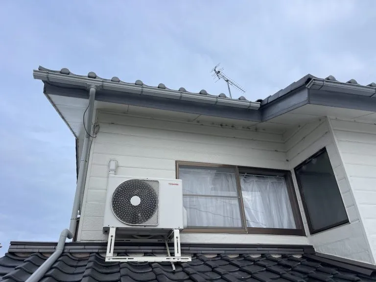 富山県射水市で新しい雨樋へ交換した2階屋根の外観