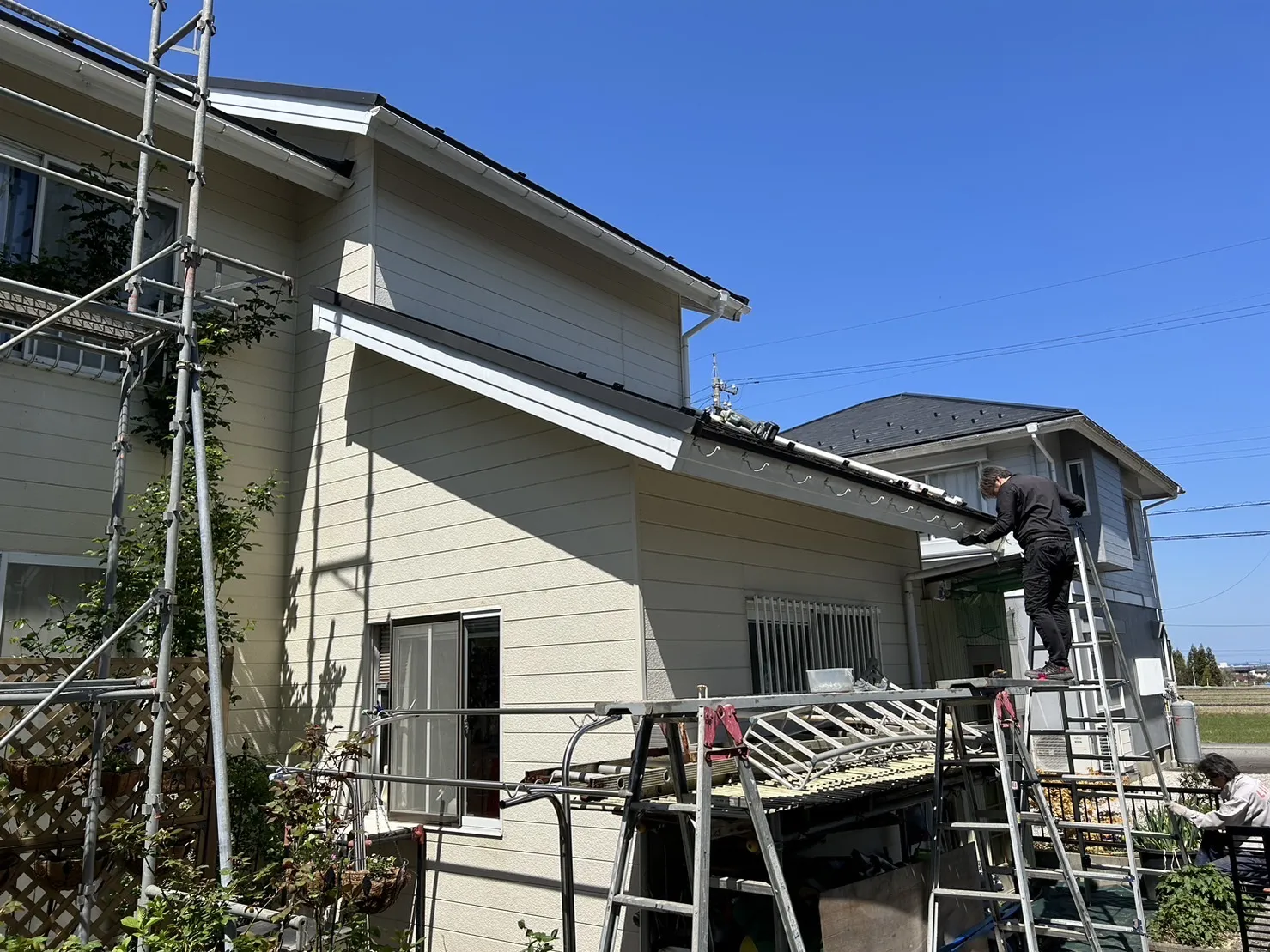 富山県立山町で雨樋交換工事を行うために足場を設置した瓦屋根の大きな住宅