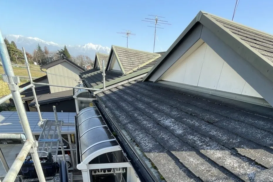 雨樋交換工事を行うために足場を設置したスレート屋根の住宅