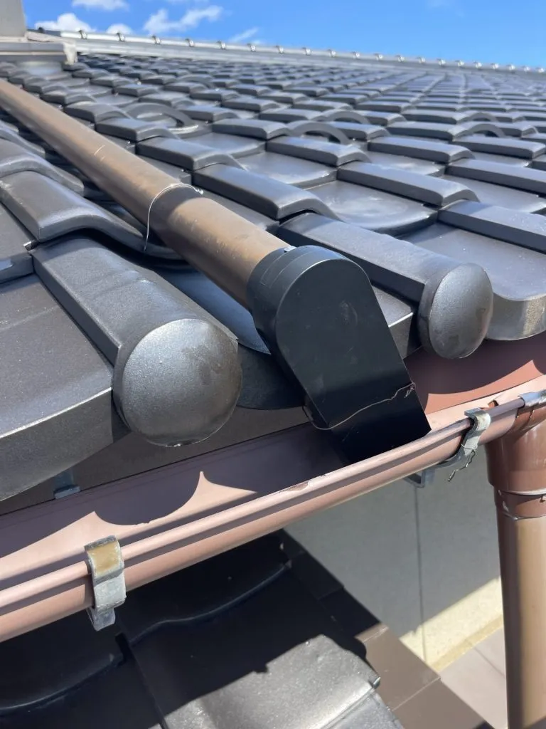 2階からの雨水をスムーズに排水するために屋根の上に固定した新しい雨樋の出口