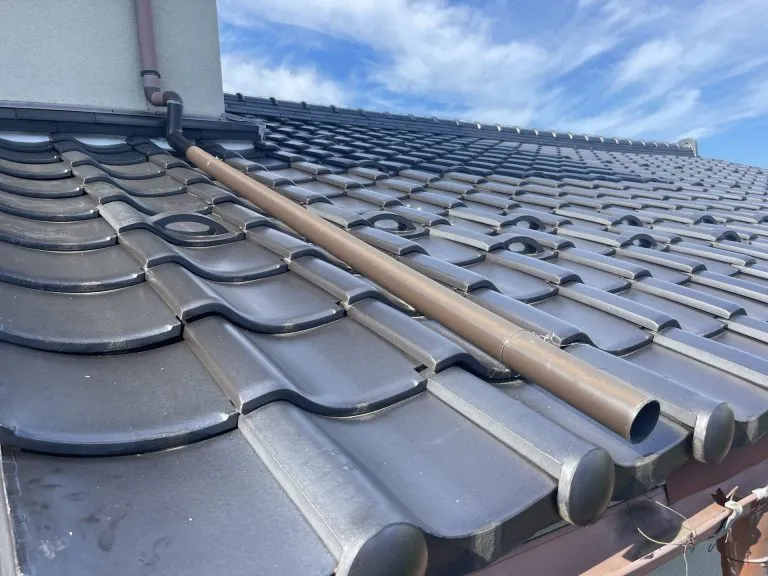 出口が外れて屋根の上に放置されたような状態になっている施工前の古い雨樋