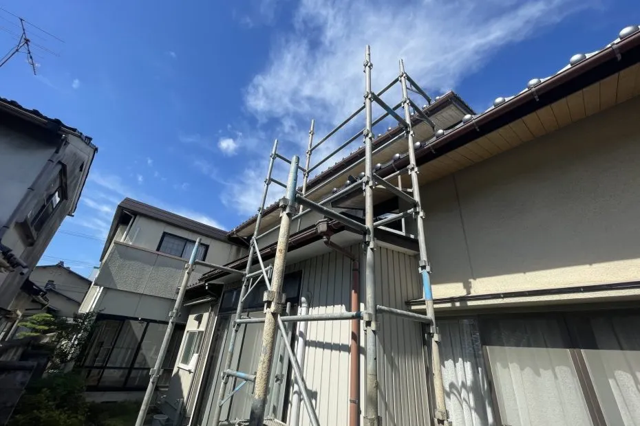 雨樋修理工事を行うために足場を設置した2階建て住宅の施工現場