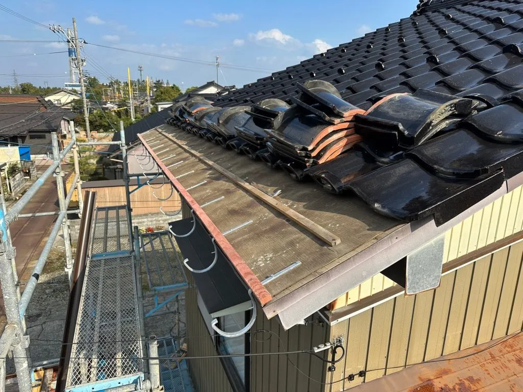 雨樋金具の交換に伴い、屋根瓦を一時的に移動させて金具を付け替えた状態の屋根