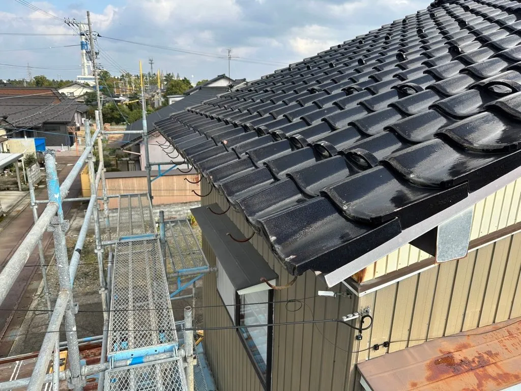 経年劣化で錆びて変形してしまった古い雨樋の金具が残っている施工前の屋根