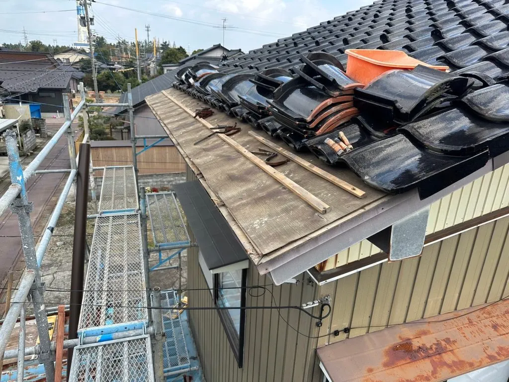 屋根瓦を一時的に移動させて雨樋金具を外した状態の屋根