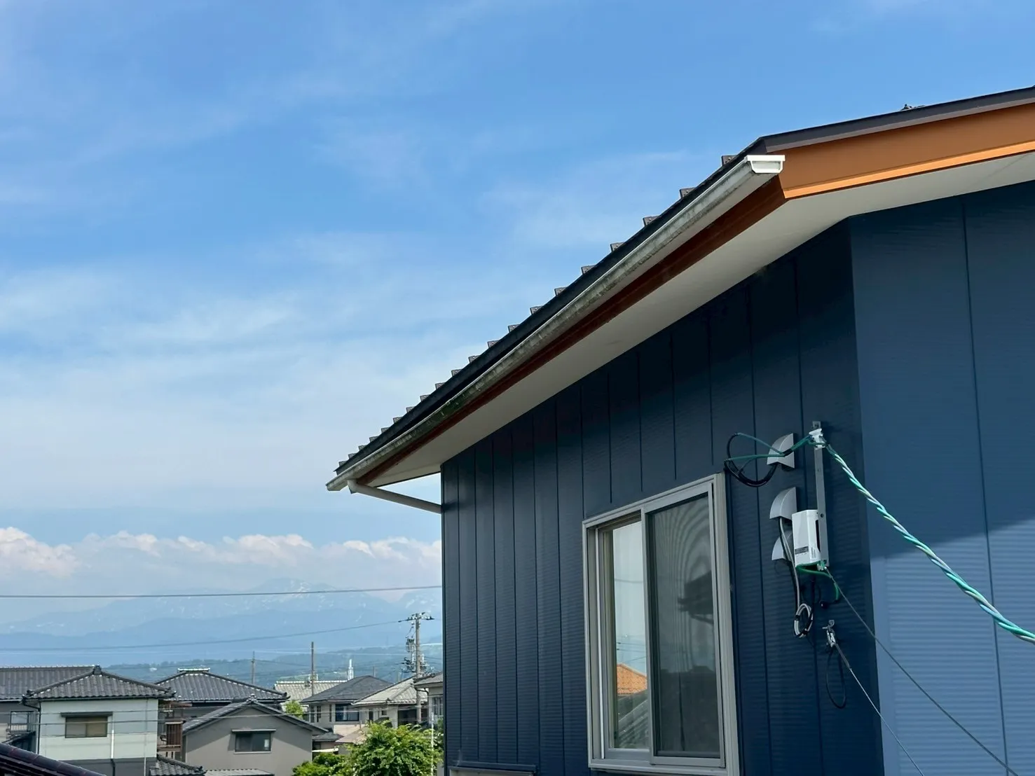 富山県黒部市で雨樋交換工事を行い、施工が完了した住宅の外観