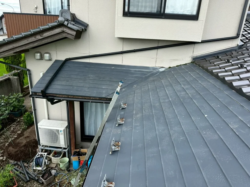 屋根の谷に水を流さないよう2階の雨樋を修理した施工事例