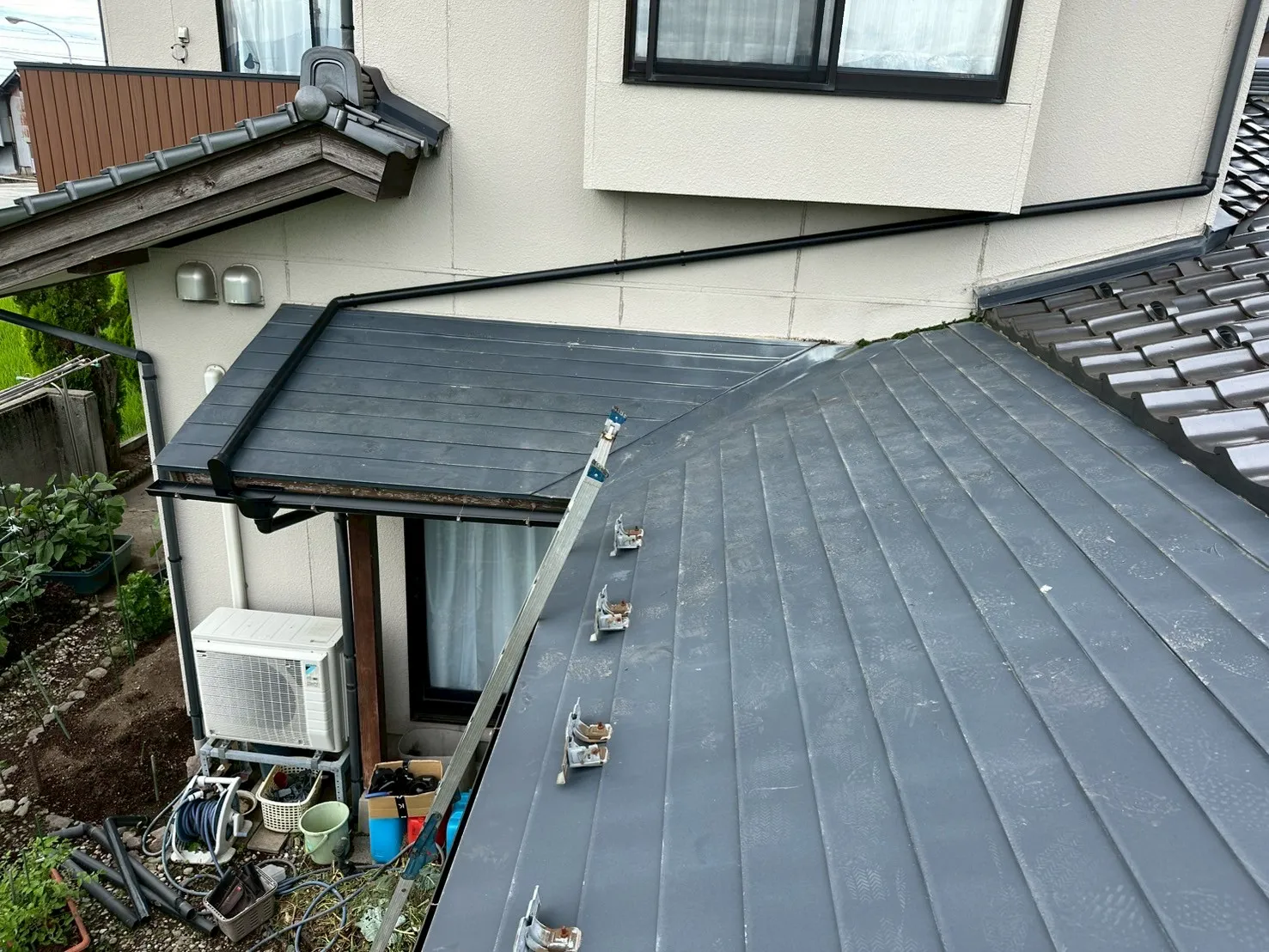 屋根の谷に水を流さないよう2階の雨樋を修理した施工事例