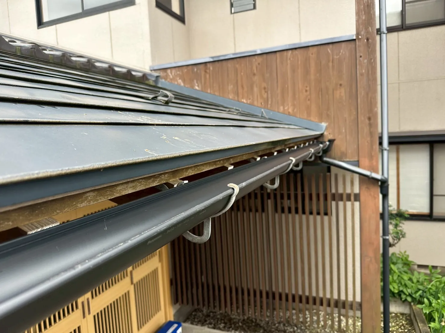 和風の外壁や格子に合わせて新しく設置した黒い雨樋の施工後の様子