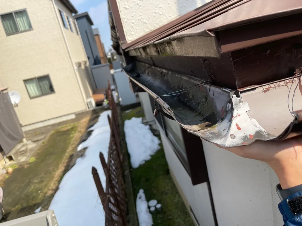 角の部分が破損している施工前の茶色の雨樋