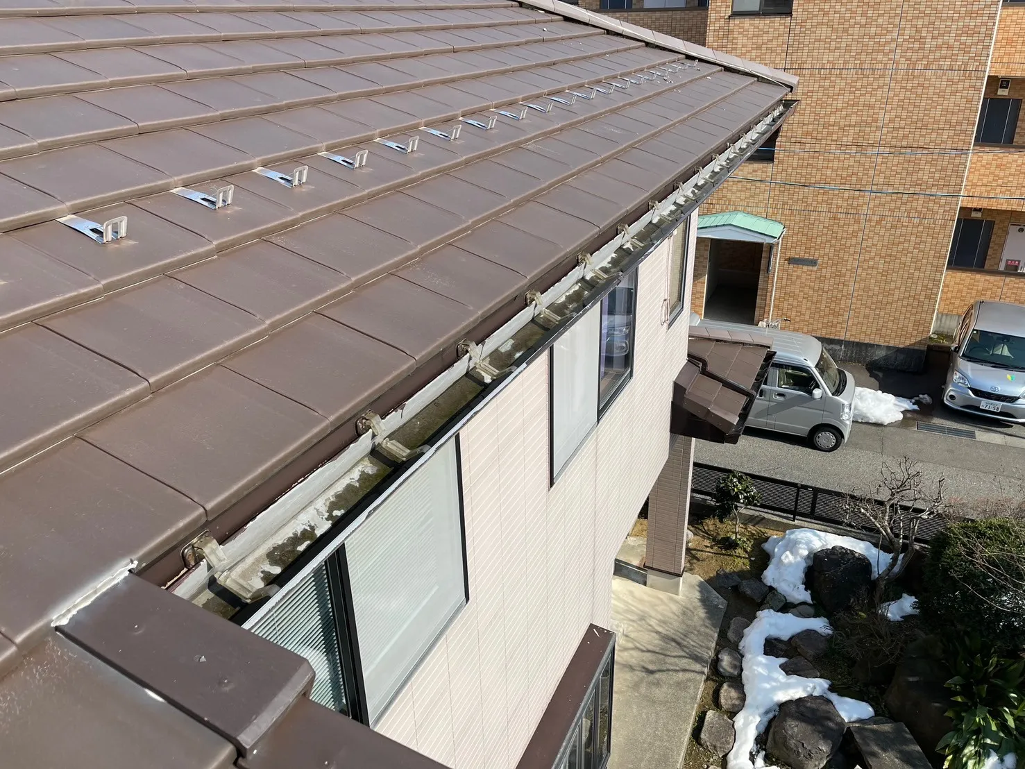 内部に泥や土や汚れが堆積している施工前の雨樋の状態