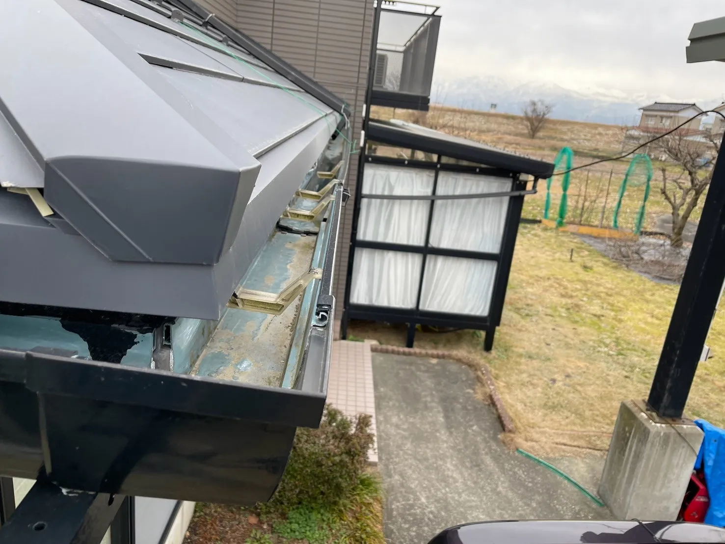 内部に泥や土や汚れが堆積している施工前の雨樋の状態