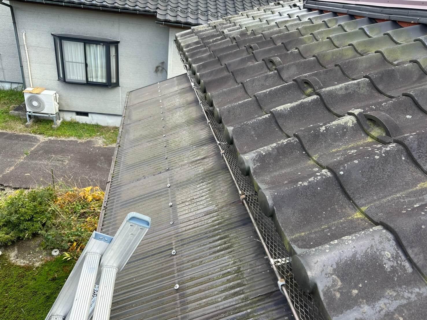 詰まりの原因となっていた草や落ち葉や苔を除去して綺麗に清掃した施工後の雨樋の様子