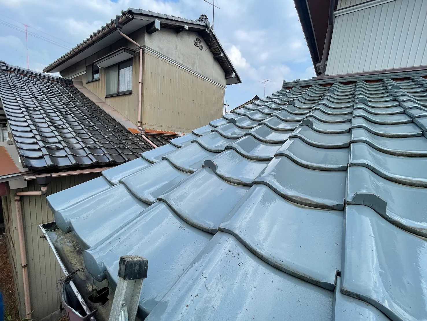 青い瓦屋根の軒先に雨樋を設置する前の状態