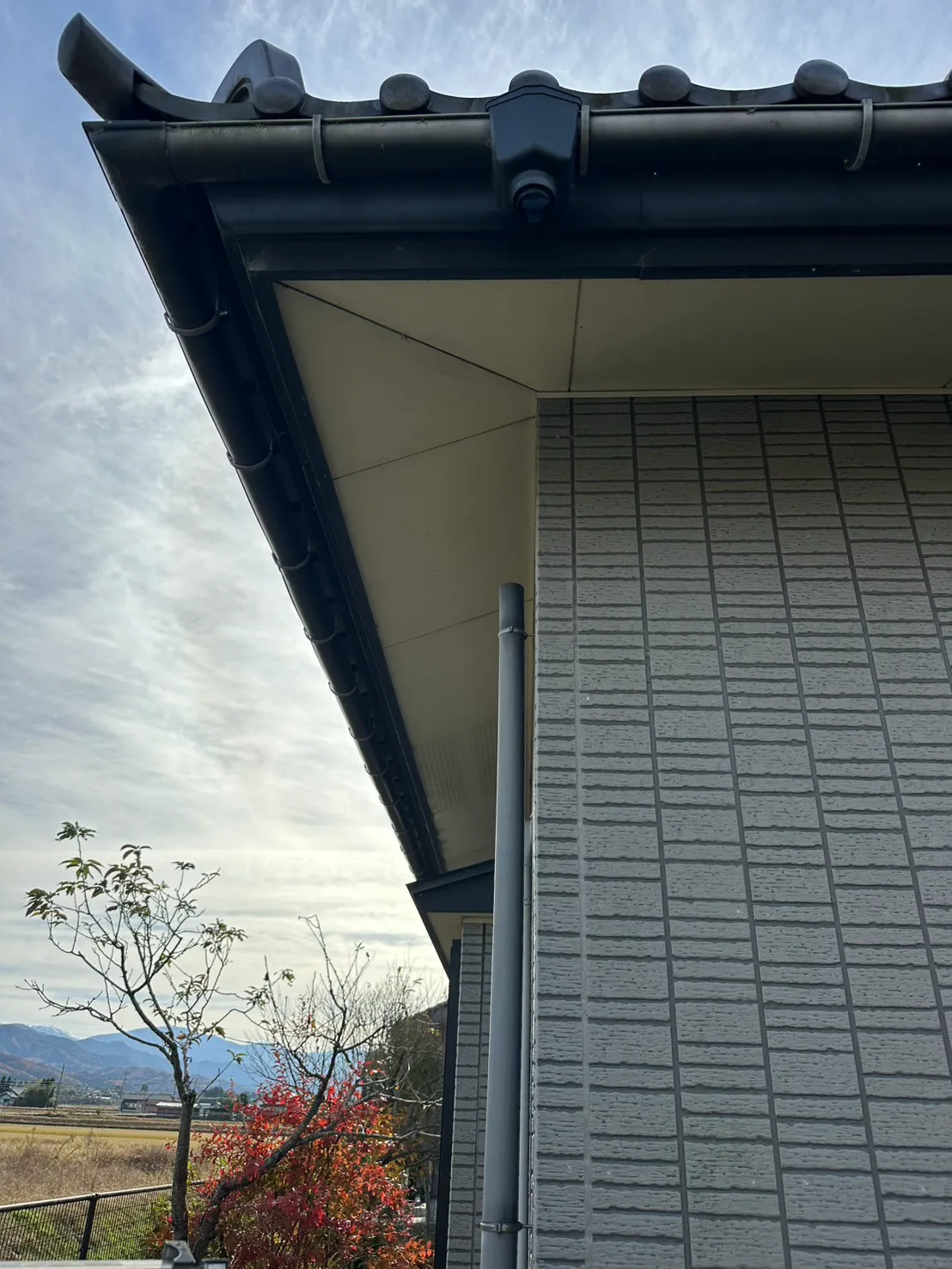 一部が損失してしまった施工前の雨樋の状態