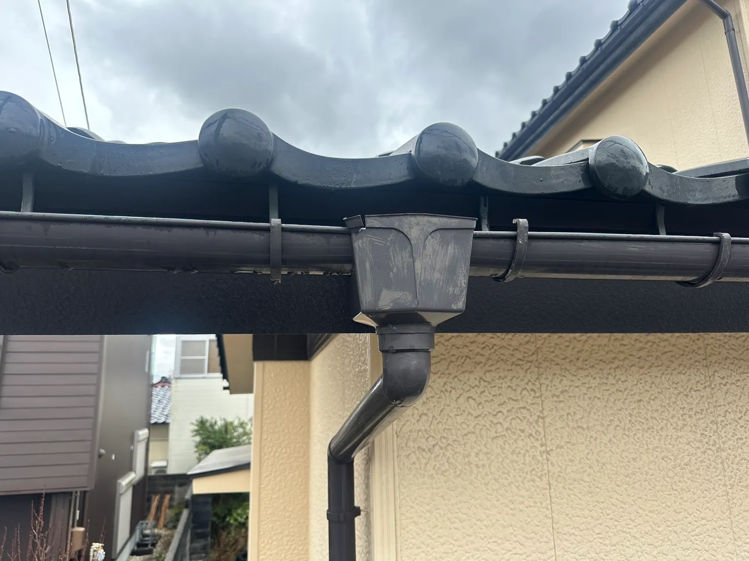 経年劣化により色褪せや汚れが目立つ和風住宅の施工前の雨樋集水器