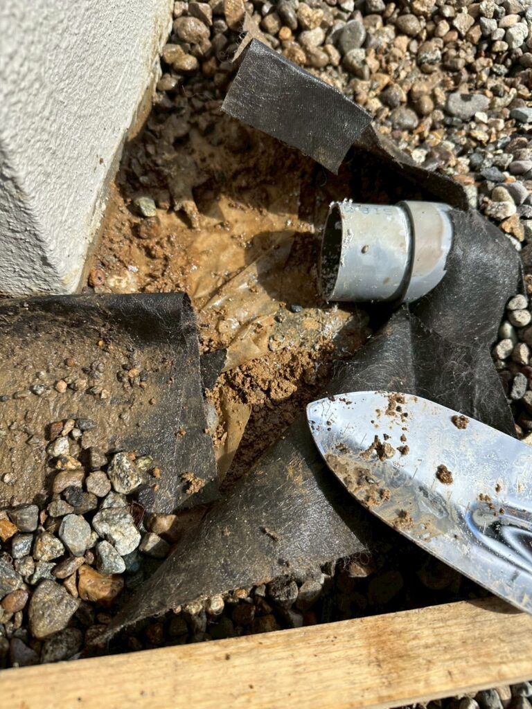 車で雨樋をぶつけて破損した状態(富山市の事例)