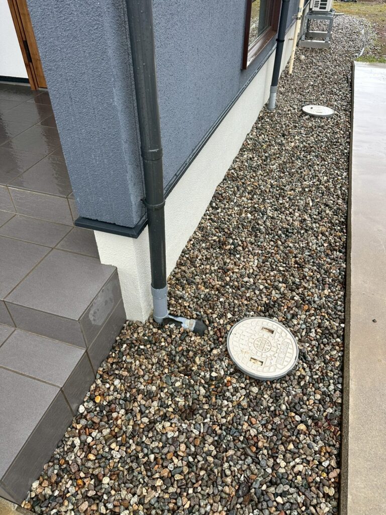 車で雨樋をぶつけて破損した状態(富山市の事例)