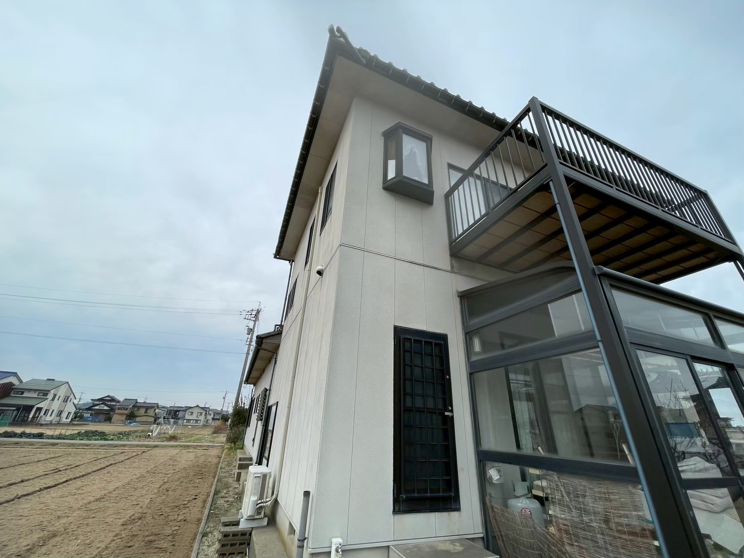 富山県氷見市で強風により破損した竪樋の修繕工事の様子