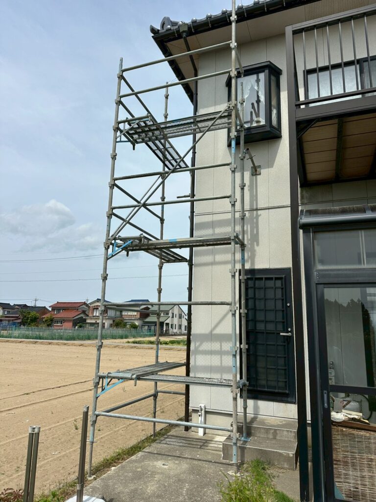 富山県氷見市で強風により破損した竪樋の修繕工事の様子
