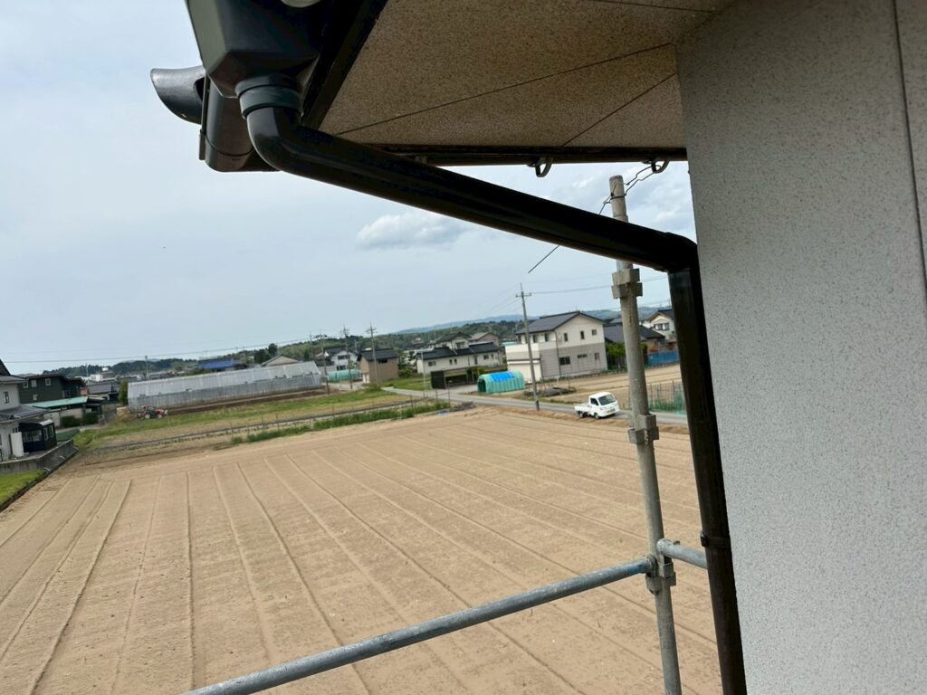 富山県氷見市で強風により破損した竪樋の修繕工事の様子